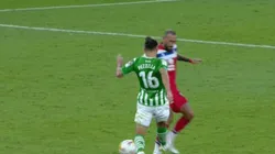 Así le quedó la pierna a Aleix Vidal luego de la patada criminal de Pezzella