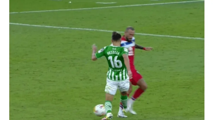 Así le quedó la pierna a Aleix Vidal luego de la patada criminal de Pezzella