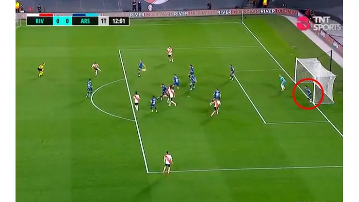 VIDEO: Benavídez salvó en la línea el que era el primer gol de River