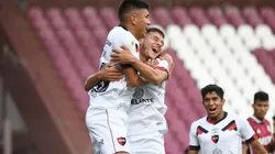 El festejo de los jugadores de Newell's en Lanús.