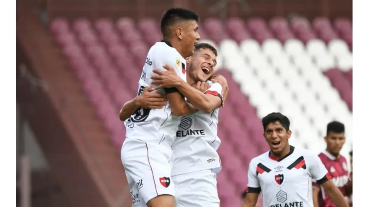 El festejo de los jugadores de Newell's en Lanús.
