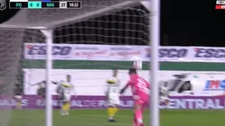 VIDEO: Unsaín, arquero de Defensa y Justicia, rechazó de cabeza en su área