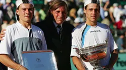 Gaudio y Coria, 1º y 2º en Roland Garros 2004, secundados por Vilas