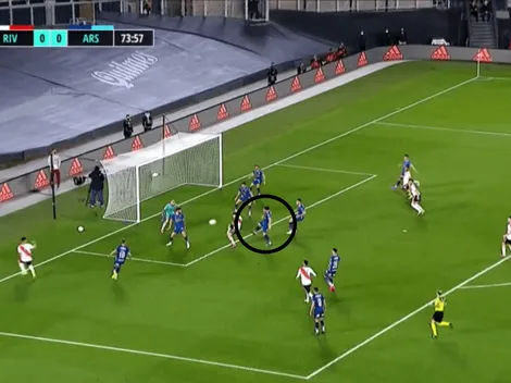 VIDEO: River no podía entrar por ningún lado y Arsenal se metió un gol en contra