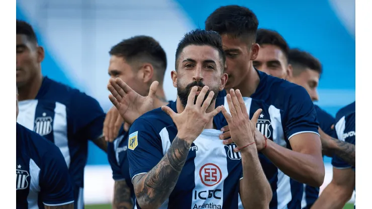 Con dos golazos, Talleres le ganó a Racing y se afianza como puntero