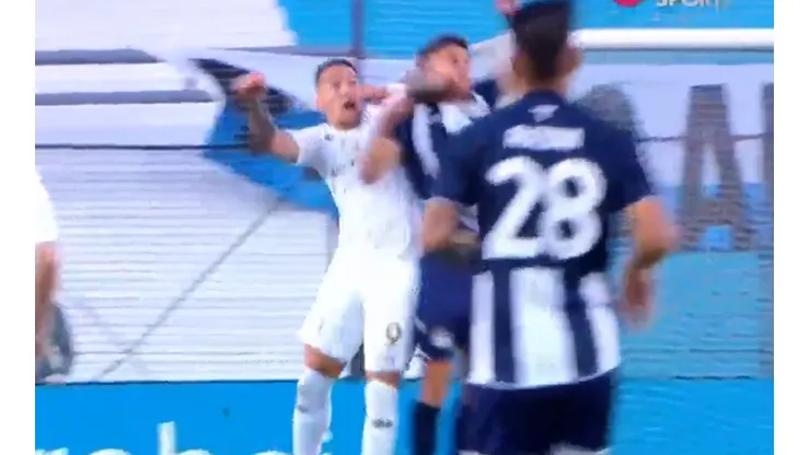 VIDEO: Copetti dejó a Racing con uno menos por un codazo descalificador