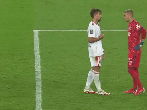 Insólito: Paquetá quiso ayudar a su arquero en el penal de Neymar, pero lo terminó arruinando