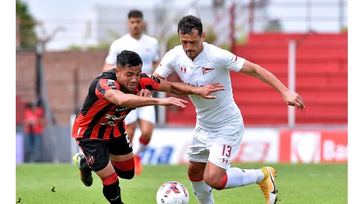 Estudiantes terminó sufriendo pero se impuso 2-1.