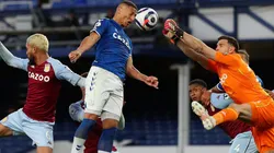 Dibu Martínez y Richarlison en un choque reciente.