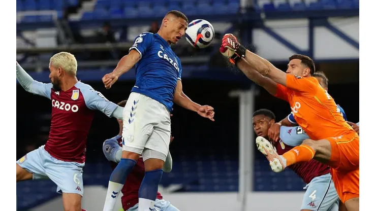 Dibu Martínez y Richarlison en un choque reciente.
