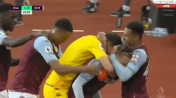 El festejo de Dibu Martínez con sus compañeros.