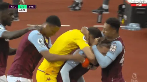 El festejo de Dibu Martínez con sus compañeros.