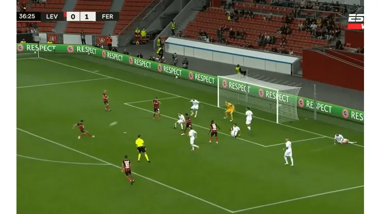 Más al ángulo imposible: Palacios marcó por primera vez en Europa con este golazo