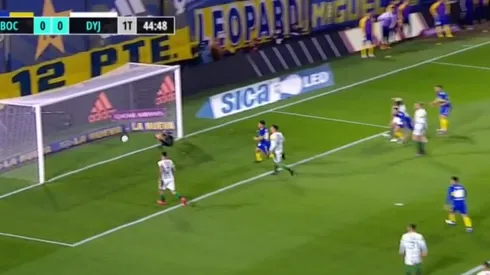 VIDEO: El palo y un milagro le dijeron que no a Luis Vázquez tras un tremendo cabezazo