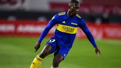 Luis Advíncula durante un partido de Boca.