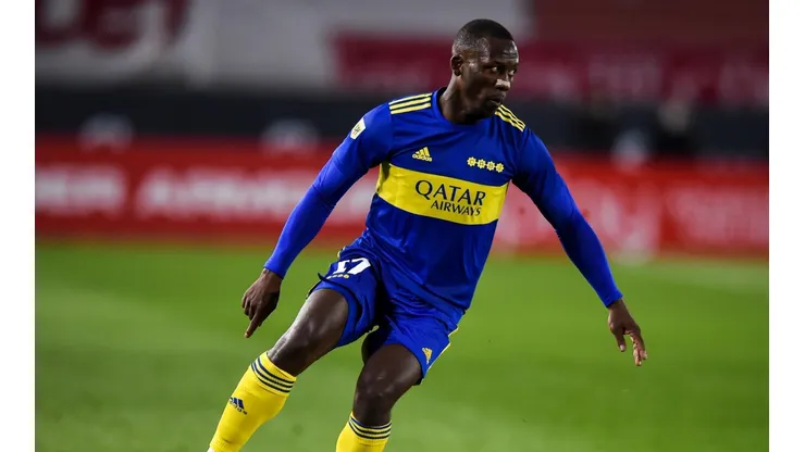 Luis Advíncula durante un partido de Boca.