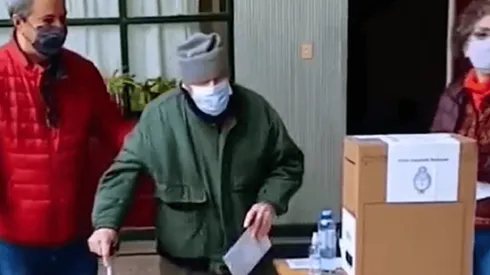 El anciano en el centro de votación.