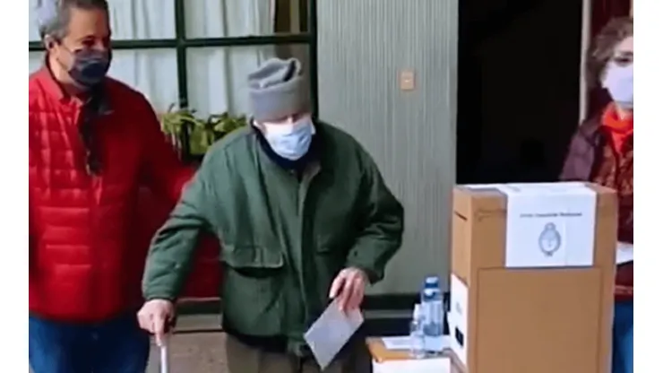 El anciano en el centro de votación.