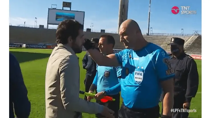 El cara a cara entre Fernando Gago y Néstor Pitana.