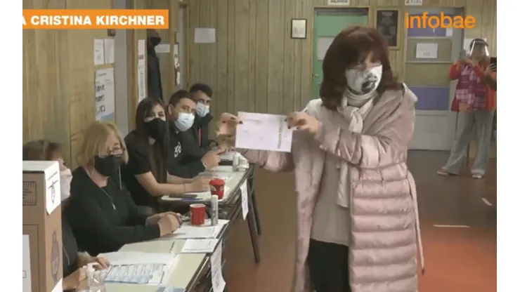 Video: antes de votar, Cristina metió bailecito con el sobre en la mano