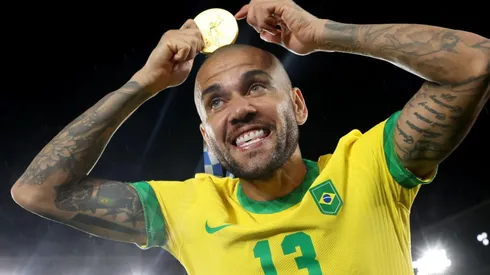 Dani Alves con la medalla dorada en los Juegos Olímpicos.