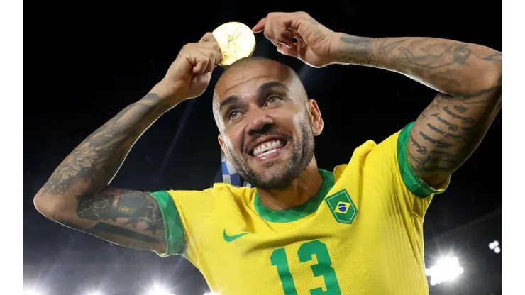 Dani Alves con la medalla dorada en los Juegos Olímpicos.
