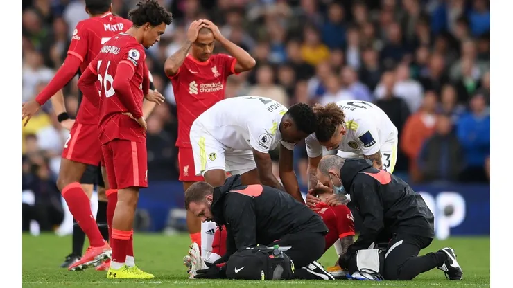 Harvey Elliott siendo atendido por los médicos del Liverpool tras su grave lesión (Foto: Getty)