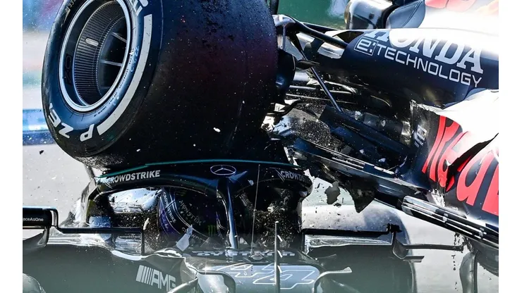 Impactante: las fotos del brutal accidente entre Hamilton y Verstappen
