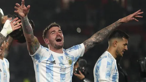 La queja de la esposa de un jugador de la Selección por un sticker de De Paul en su termo