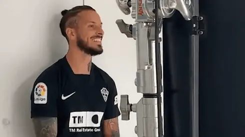 Es colombiano, juega en el Elche y burló a Benedetto con la final de Madrid