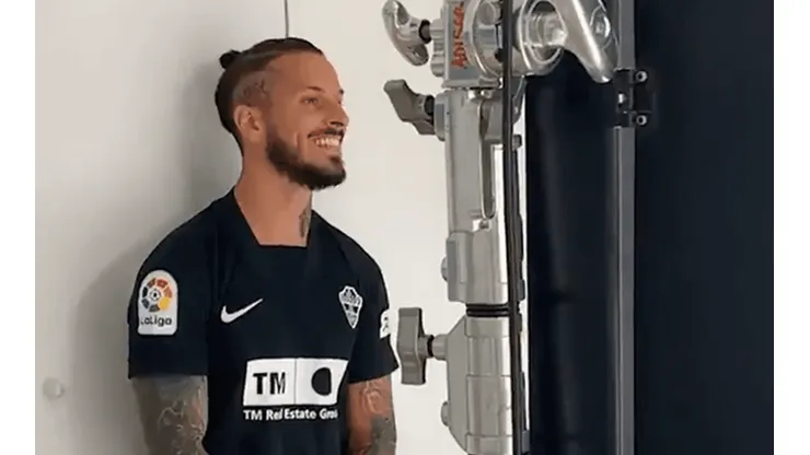 Es colombiano, juega en el Elche y burló a Benedetto con la final de Madrid