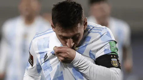 Gol de otro planeta de Messi, como él mismo: caño y al ángulo para abrir el partido