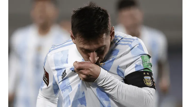 Gol de otro planeta de Messi, como él mismo: caño y al ángulo para abrir el partido