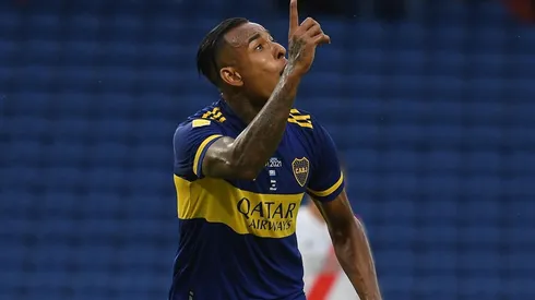 Sebastián Villa festejando un gol en Boca.