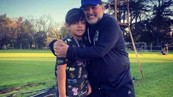 Benjamín Agüero junto a Diego Maradona.