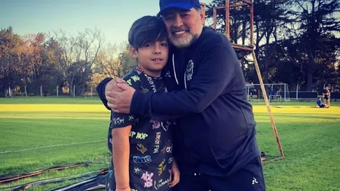 Benjamín Agüero junto a Diego Maradona.