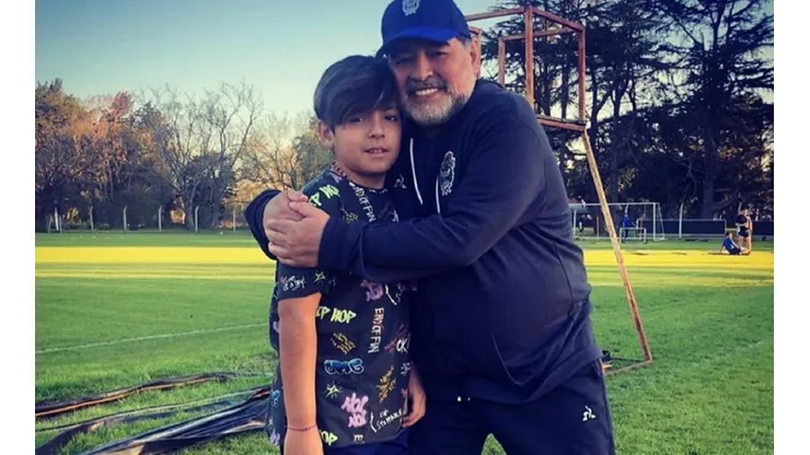 Benjamín Agüero junto a Diego Maradona.