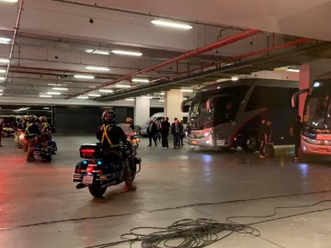 Luego de tres horas de espera, los jugadores argentinos pudieron salir del estadio