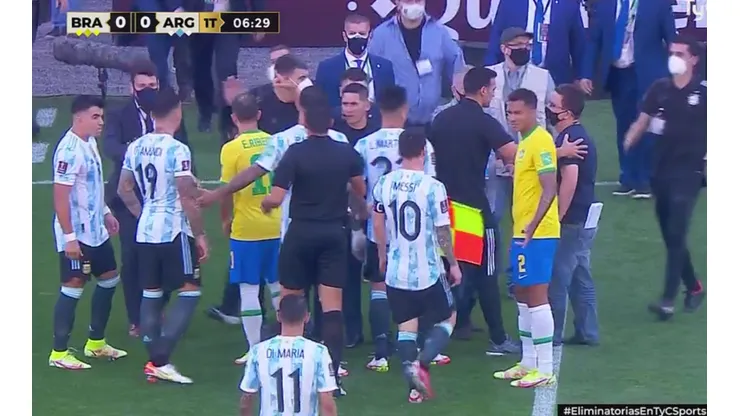Insólito: autoridades sanitarias interrumpieron el duelo entre Argentina y Brasil a los 4 minutos