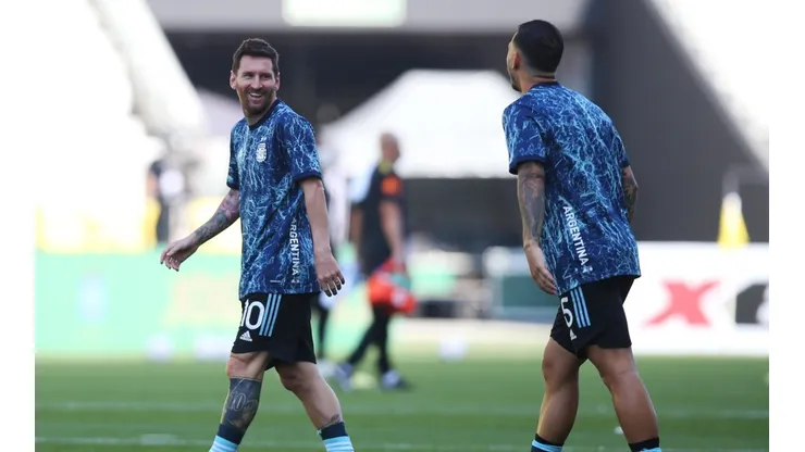 Paredes con Messi antes del comienzo del partido.