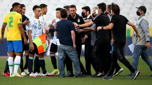 El partido entre Brasil y Argentina fue suspendido por el ingreso a la cancha de autoridades sanitarias. (Foto: Getty).