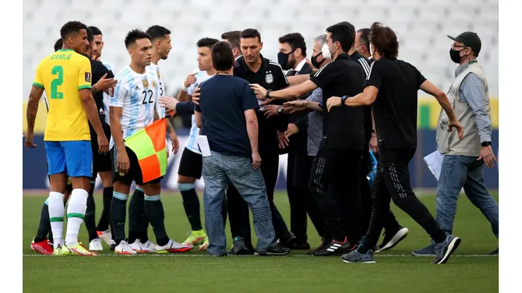 El partido entre Brasil y Argentina fue suspendido por el ingreso a la cancha de autoridades sanitarias. (Foto: Getty).