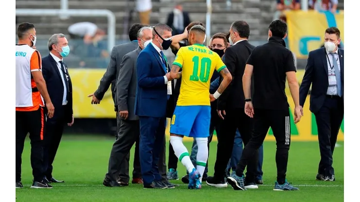 Neymar protestando de forma clara.