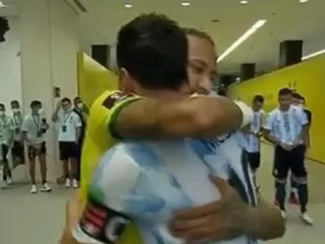 No podía faltar: Messi y Neymar se abrazaron antes del partido
