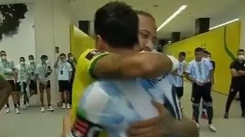 El abrazo entre los dos genios.