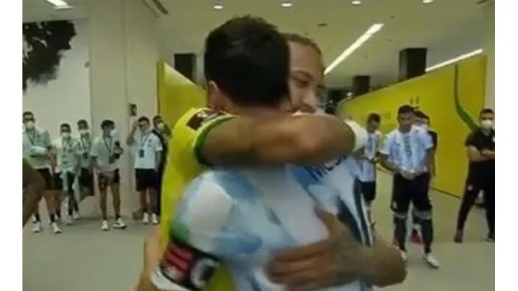 El abrazo entre los dos genios.