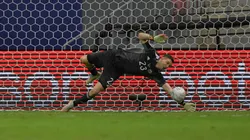 Uno de los penales atajados por Emiliano Martínez.