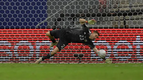 Uno de los penales atajados por Emiliano Martínez.