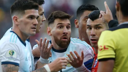 Lionel Messi protestando ante el árbitro, Copa América 2019 (Foto: Getty Images)