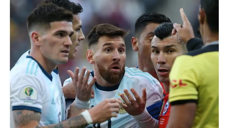 Lionel Messi protestando ante el árbitro, Copa América 2019 (Foto: Getty Images)